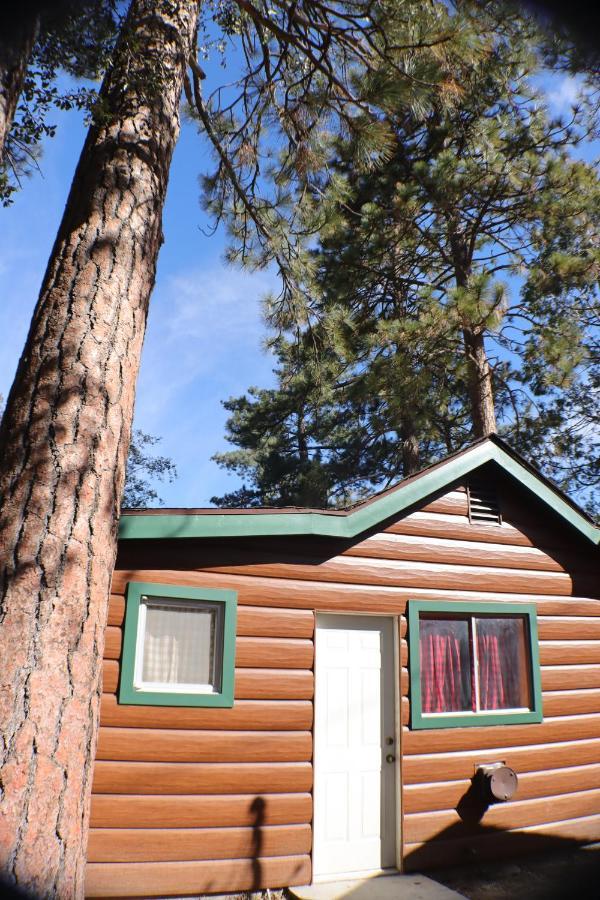 Storybook Village Pine Cove エクステリア 写真