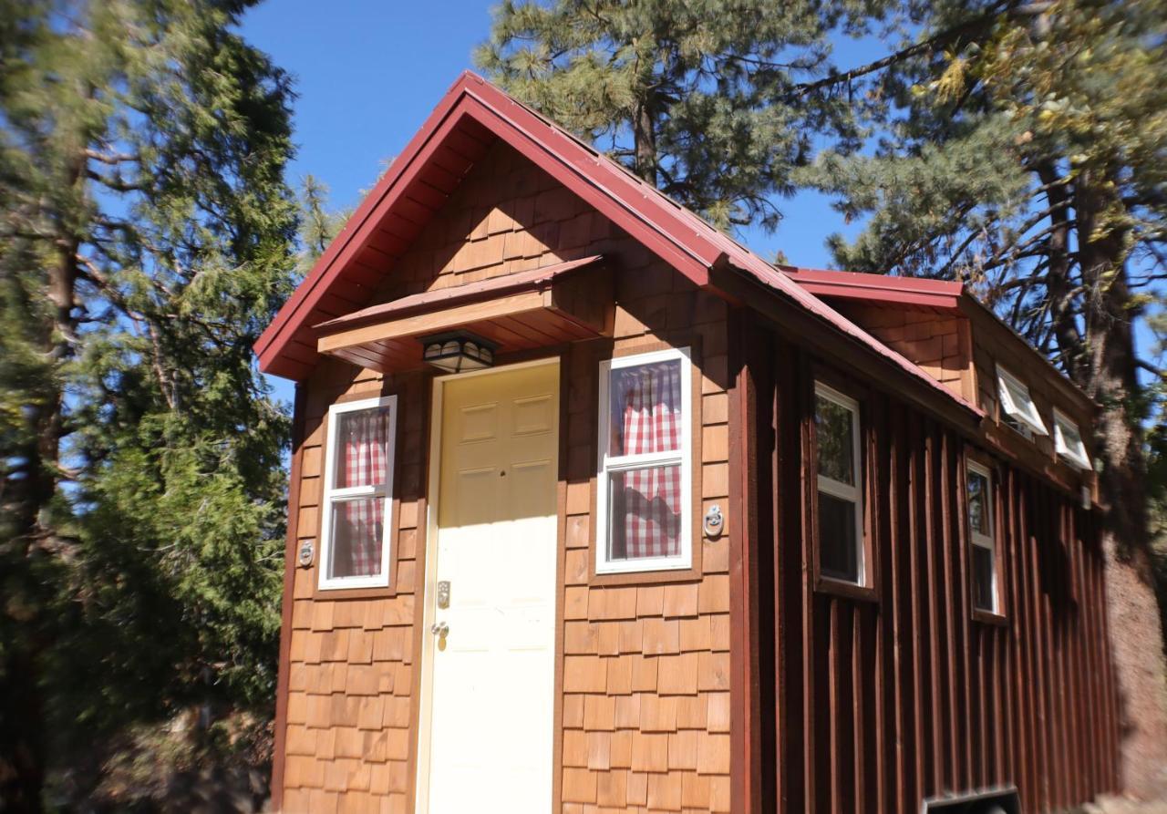 Storybook Village Pine Cove エクステリア 写真